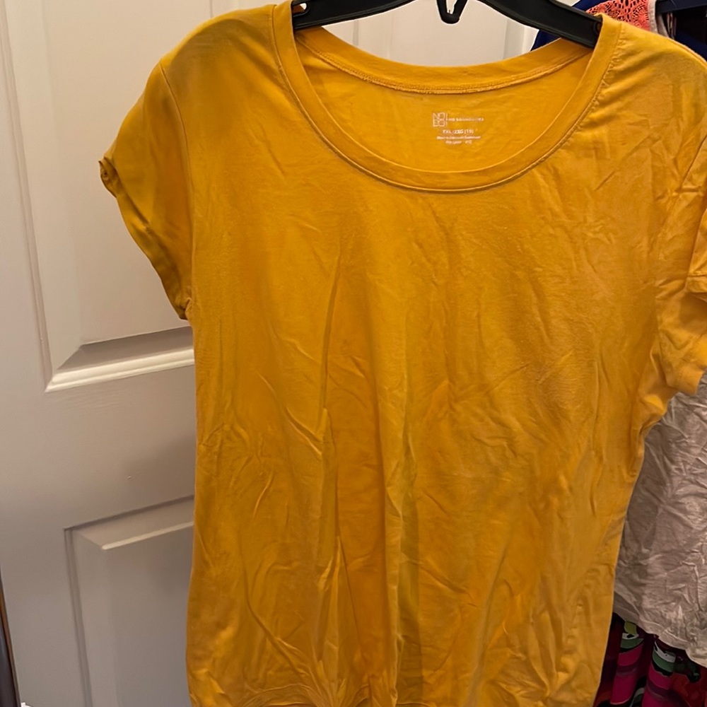 A short sleeve shirt. 2x(18/19)